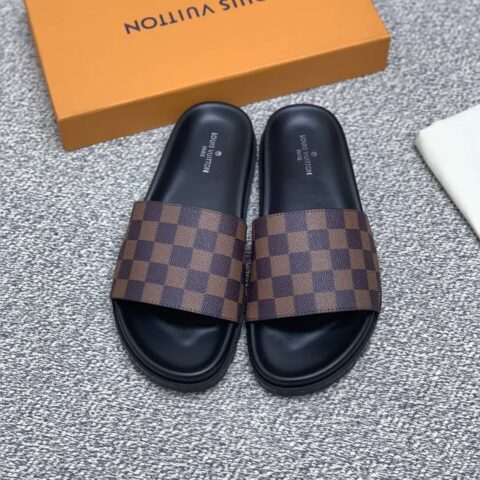 LV/路易威登   采用经典的PVC与黑色男士运动鞋
