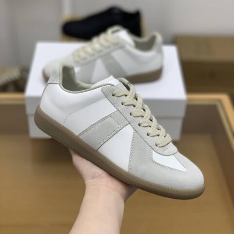 𝐌𝐚𝐢𝐬𝐨𝐧𝐌𝐚𝐫𝐠𝐢𝐞𝐥𝐚 以白色皮革和灰色绒面革男女款德训鞋
