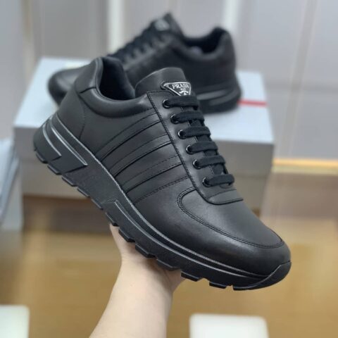 Prada普拉达 采用柔软的皮革,鞋舌压印logo字母男士运动鞋