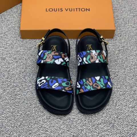 LV/路易威登 采用经典的PVC与黑色鞋底男士凉鞋