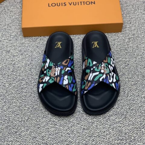 LV/路易威登 采用经典的PVC与黑色鞋底男士凉鞋