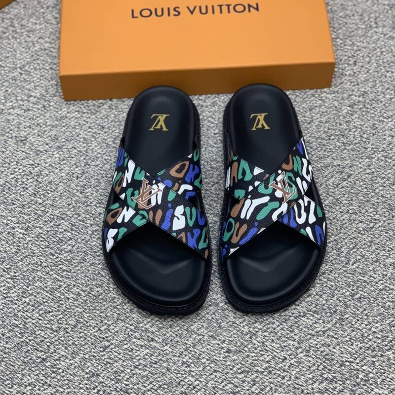 LV/路易威登 采用经典的PVC与黑色鞋底男士凉鞋