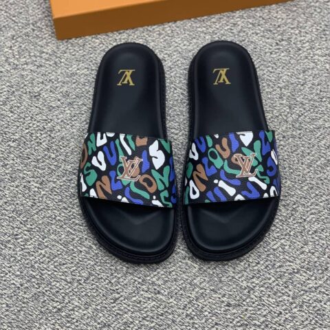 LV/路易威登 采用经典的PVC与黑色鞋底男士凉鞋