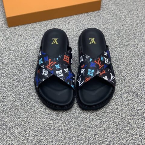 LV/路易威登 采用经典的PVC与黑色鞋底男士凉鞋