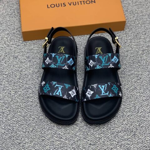 LV/路易威登 采用经典的PVC与黑色鞋底男士凉鞋