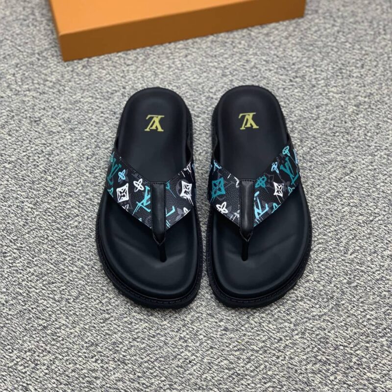 LV/路易威登 采用经典的PVC与黑色鞋底男士凉鞋