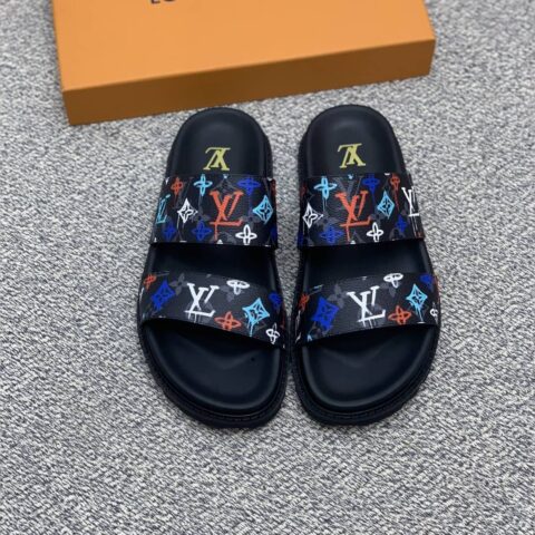 LV/路易威登 采用经典的PVC与黑色鞋底男士凉鞋