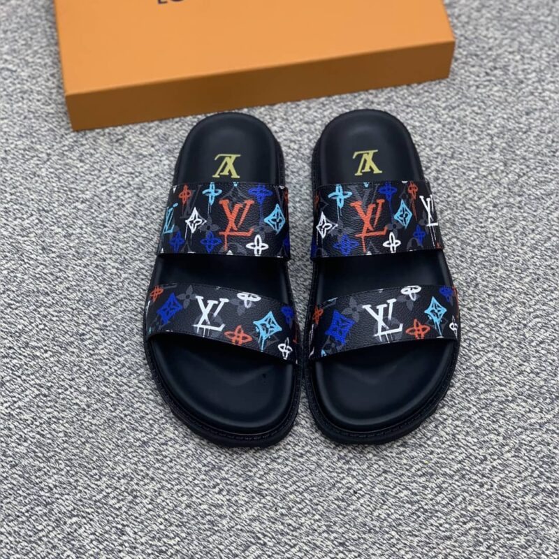 LV/路易威登 采用经典的PVC与黑色鞋底男士凉鞋
