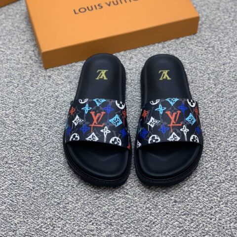 LV/路易威登 采用经典的PVC与黑色鞋底男士凉鞋