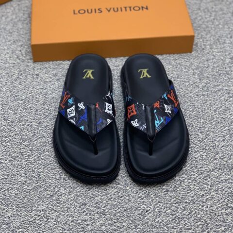 LV/路易威登 采用经典的PVC与黑色鞋底男士凉鞋