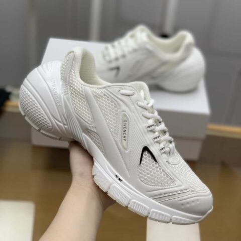 GIVENCHY纪梵希 采用科技针织面料、合成革和橡胶制成男士系带运动鞋