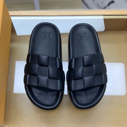 LV/路易威登 采用经典的monogram 印花情侣款凉鞋