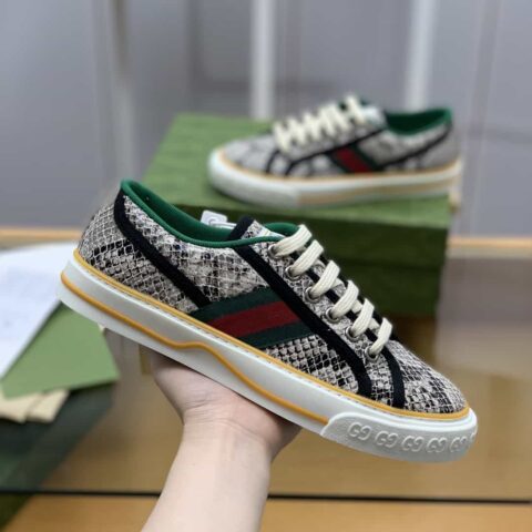 Gucci古驰 采用米色和浅紫色超级双G帆布运动鞋