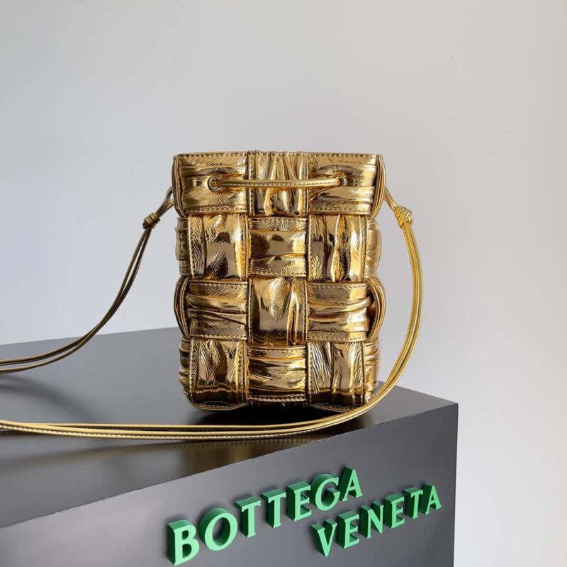 BottegaVeneta葆蝶家Bv小水桶包褶皱牛皮编织水桶包 款号:717187 金色
