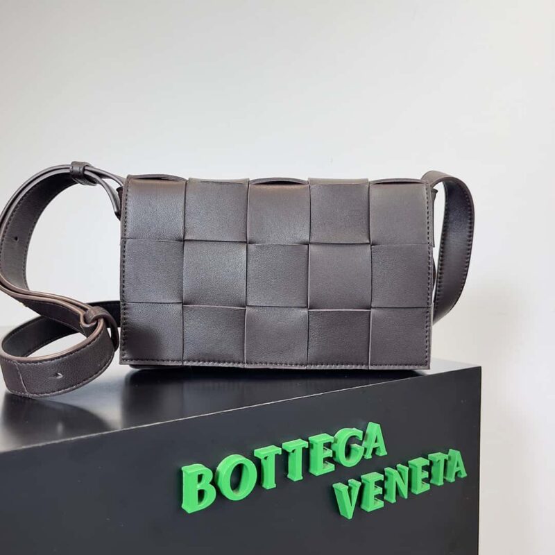 最高端:Bottega Veneta Cassette/枕头包(黑棕色)型号:578004