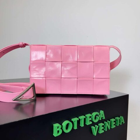 最高端:Bottega Veneta Cassette/枕头包 型号:667298 油蜡小牛皮