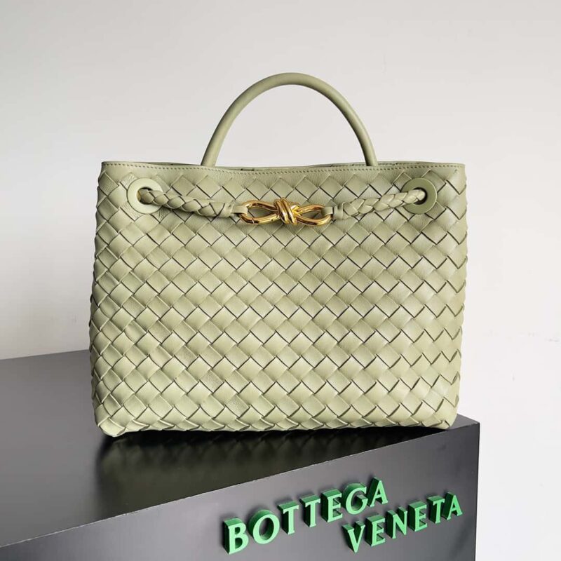 Bottega Veneta 本季推出的新款Andiamo编织手袋 中号 款号:743572