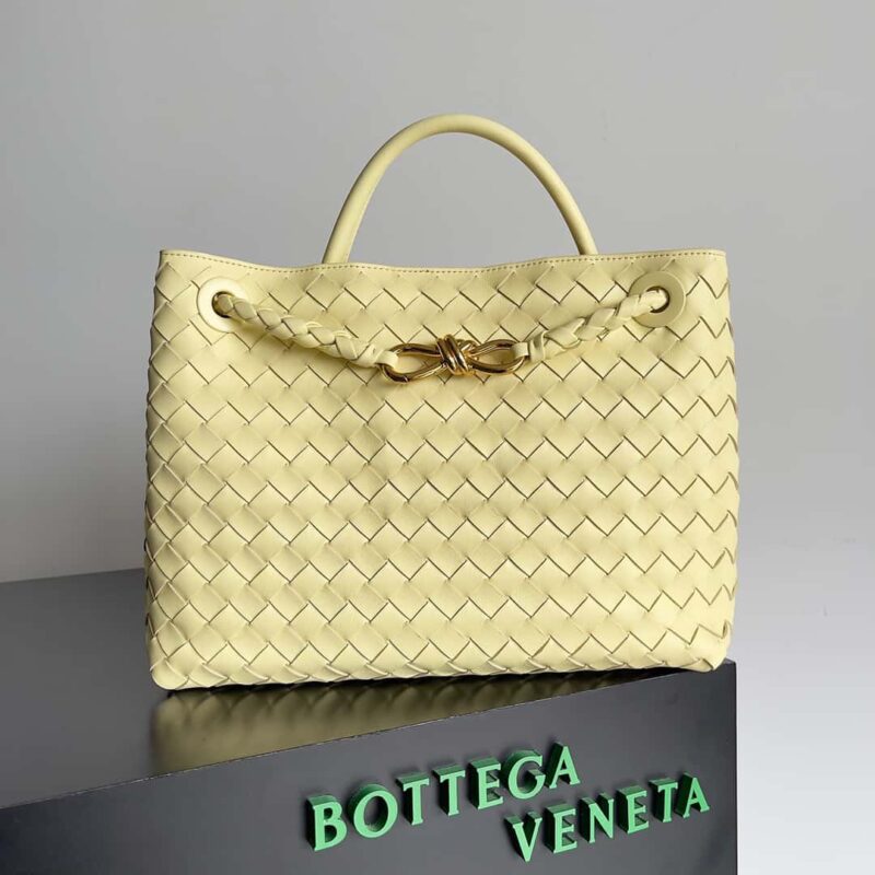 Bottega Veneta 本季推出的新款Andiamo编织手袋 中号 款号:743572