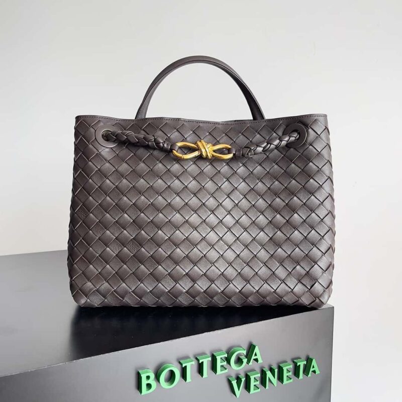 Bottega Veneta 本季推出的新款Andiamo编织手袋 中号 款号:743572