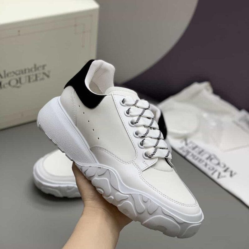 Alexander McQueen 采用牛皮材质,后跟黑色磨砂皮拼接情侣款运动鞋