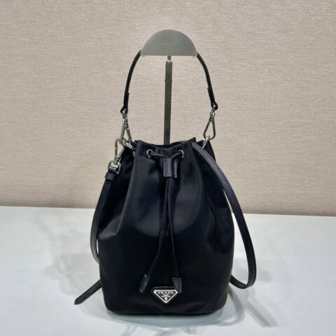 PRADA普拉达进口尼龙材质中古水桶包1BA038B