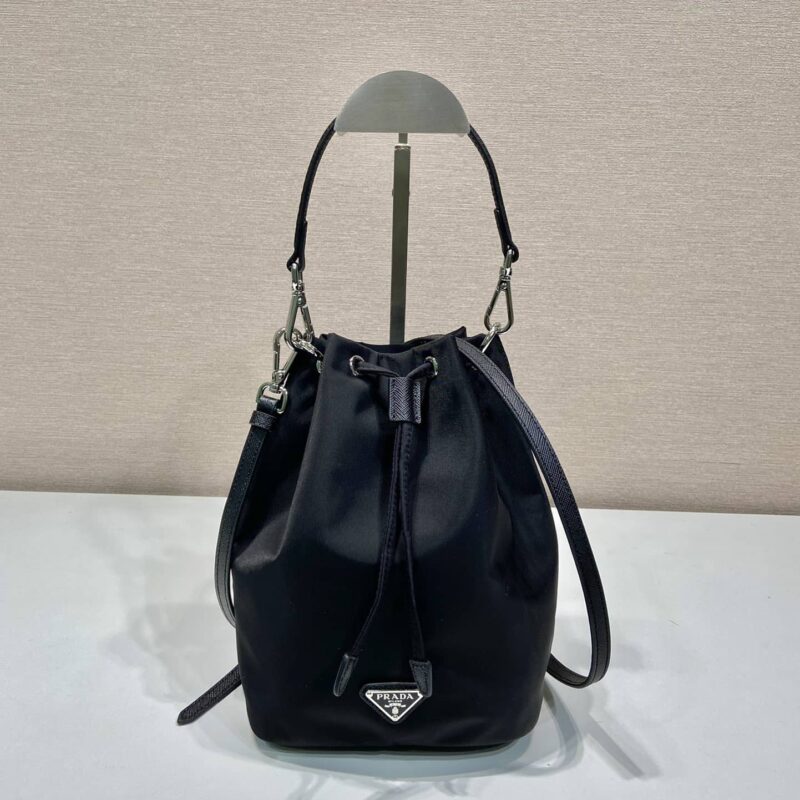 PRADA普拉达进口尼龙材质中古水桶包1BA038B