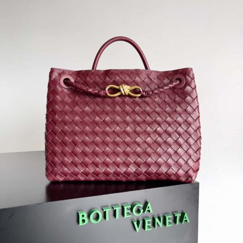Bottega Veneta 本季推出的新款Andiamo编织手袋 中号 款号:743572