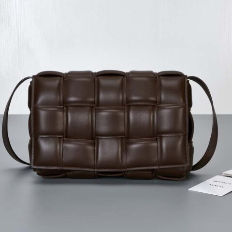 Bottega Veneta葆蝶家 Padded Cassette Bag 591970 深巧克力