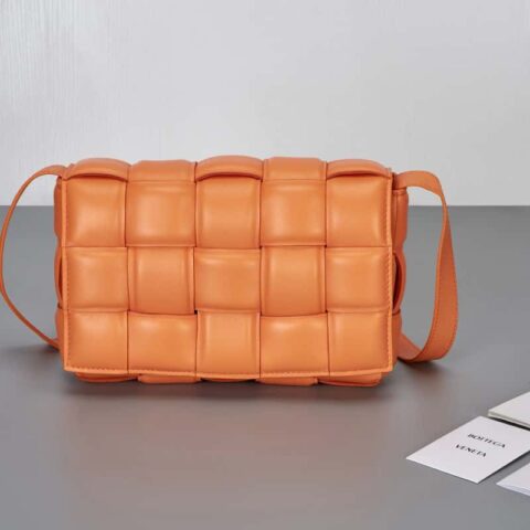 Bottega Veneta葆蝶家 Padded Cassette Bag 型号; 591970 BV Cassette枕头包 鲜橙橘