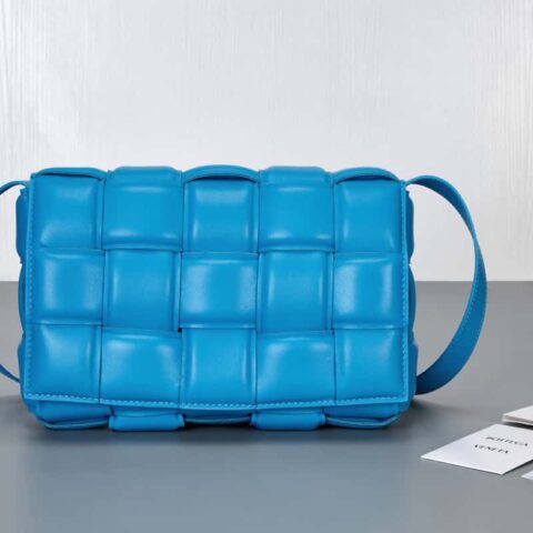 Bottega Veneta葆蝶家 Padded Cassette Bag 型号; 591970 BV Cassette枕头包 泳池蓝
