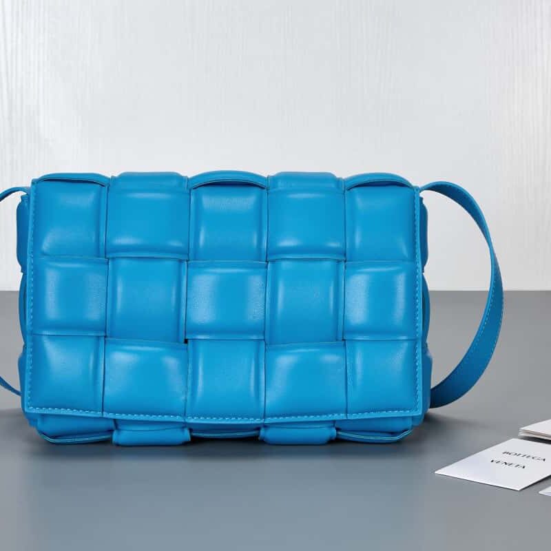 Bottega Veneta葆蝶家 Padded Cassette Bag 型号; 591970 BV Cassette枕头包 泳池蓝