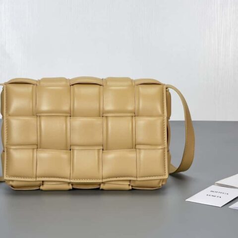 Bottega Veneta葆蝶家 Padded Cassette Bag 型号; 591970 BV Cassette枕头包 木薯色