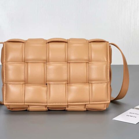 Bottega Veneta葆蝶家 Padded Cassette Bag 型号; 591970 BV Cassette枕头包 杏仁色