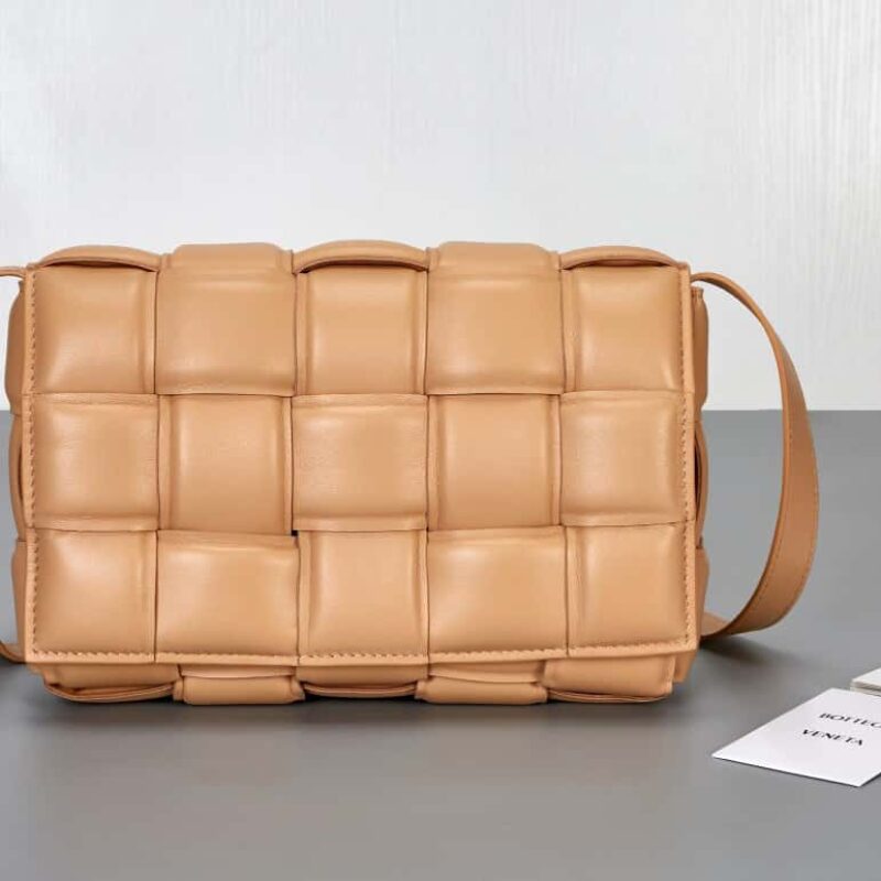 Bottega Veneta葆蝶家 Padded Cassette Bag 型号; 591970 BV Cassette枕头包 杏仁色