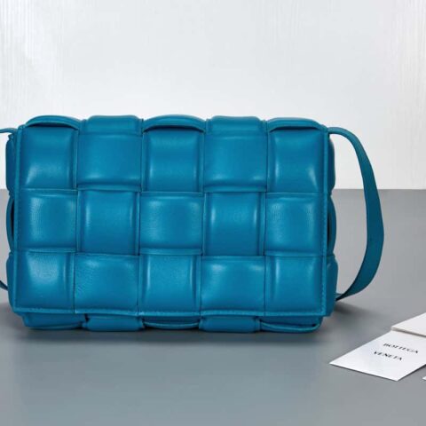 Bottega Veneta葆蝶家 Padded Cassette Bag 型号; 591970 BV Cassette枕头包 闪耀蓝