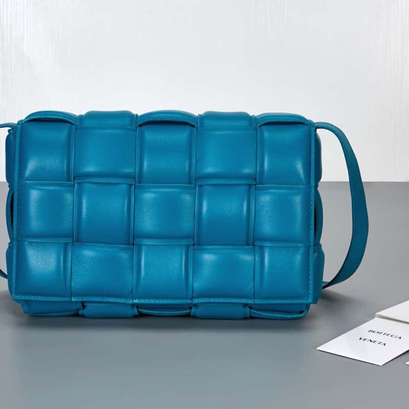 Bottega Veneta葆蝶家 Padded Cassette Bag 型号; 591970 BV Cassette枕头包 闪耀蓝