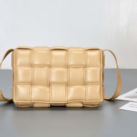 Bottega Veneta葆蝶家 Padded Cassette Bag 型号; 591970 BV Cassette枕头包 燕麦色