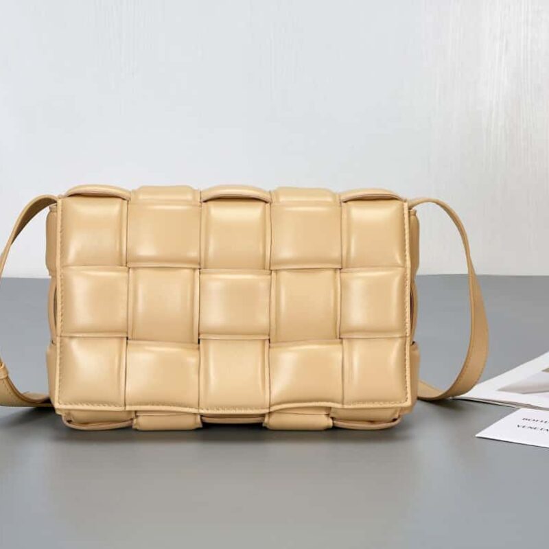 Bottega Veneta葆蝶家 Padded Cassette Bag 型号; 591970 BV Cassette枕头包 燕麦色