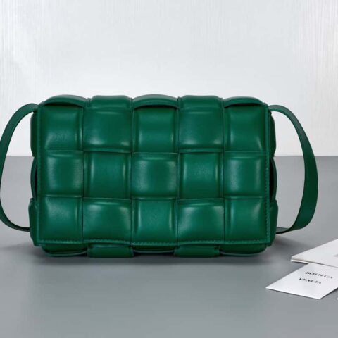 Bottega Veneta葆蝶家 Padded Cassette Bag 型号; 591970 BV Cassette枕头包 赛车绿