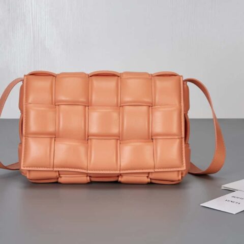 Bottega Veneta葆蝶家 Padded Cassette Bag 型号; 591970 BV Cassette枕头包 蜜桃粉