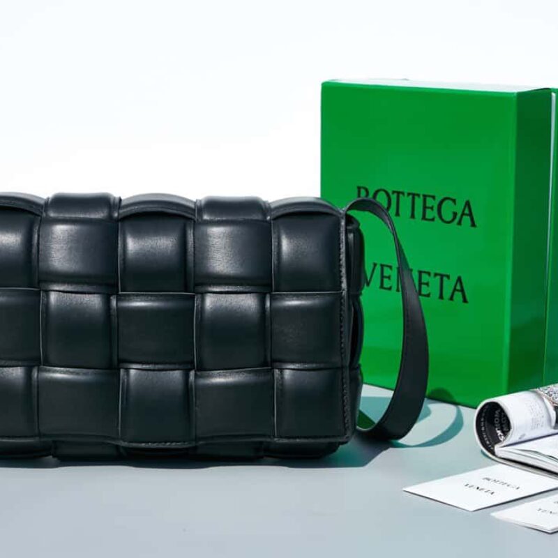 Bottega Veneta葆蝶家 Padded Cassette Bag 型号; 591970 BV Cassette枕头包 黑色银扣