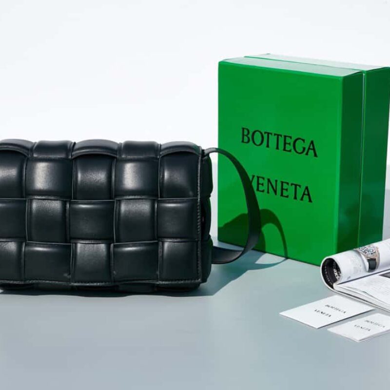 Bottega Veneta葆蝶家 Padded Cassette Bag 型号; 591970 BV Cassette枕头包 黑色金扣