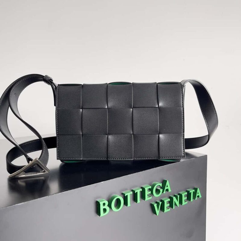 Bottega Veneta CASSETTE 23CM BAG 型号;666870 黑色牛皮拼羊皮