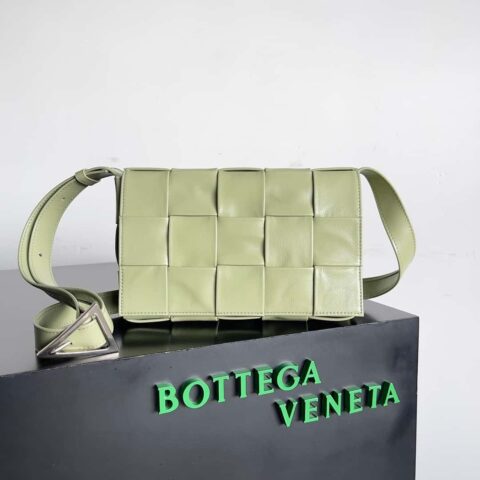 最高端:Bottega Veneta Cassette/枕头包型号:667298