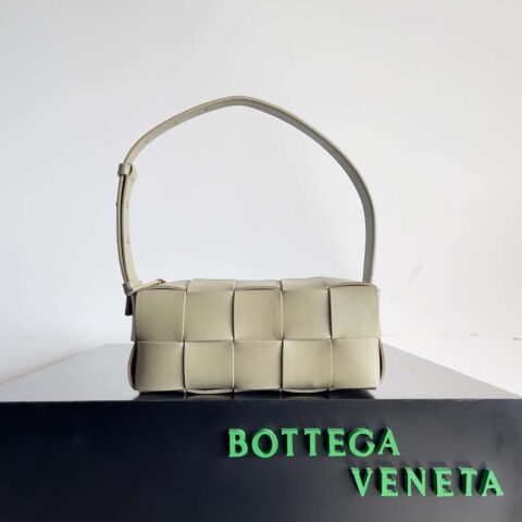 BV秋冬绝美腋下包BOTTEGA新出的BRICK CASSETTE 款号:729166 灰褐色