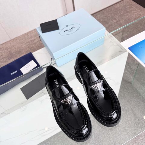 🐰🐰PRADA ²⁰²3𝐬𝐬普拉达春夏新品乔欣,程潇,刘令姿同款圆头三角扣(玛丽珍单鞋)乐福鞋