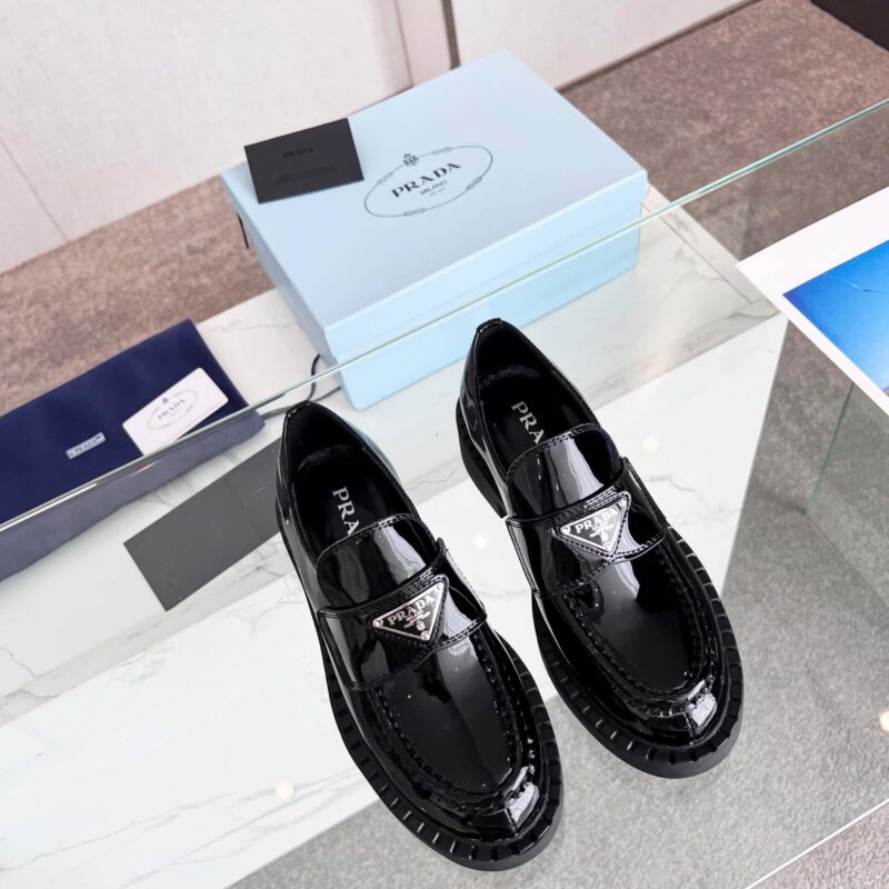 🐰🐰PRADA ²⁰²3𝐬𝐬普拉达春夏新品乔欣,程潇,刘令姿同款圆头三角扣(玛丽珍单鞋)乐福鞋