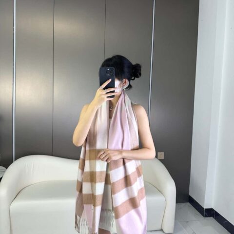 Burberry博柏利 经典大格子大披肩
