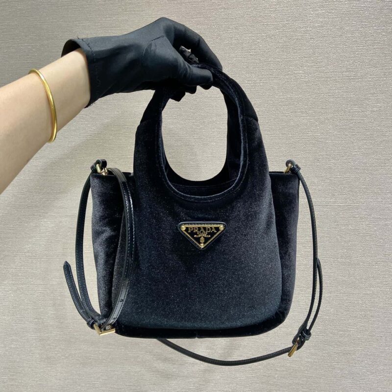 PRADA 丝绒水桶包🎉1BA349