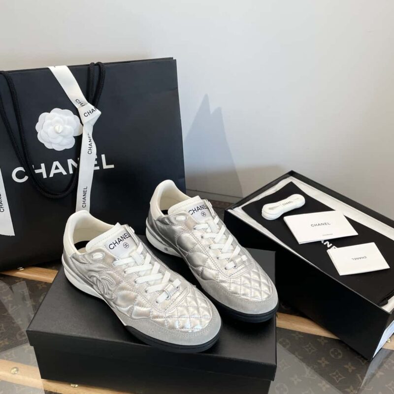 CHANEL 小香𝟐𝟎𝟐𝟒最新菱格纹三代 双C 𝐥𝐨𝐠𝐨足球鞋⚽